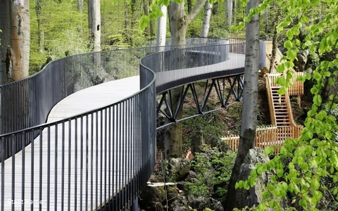 Die freischwebende Brücke über dem Felsenmeer biet