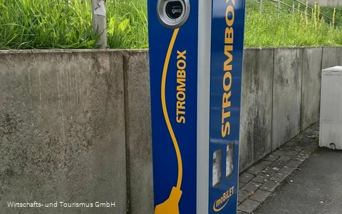 E - Auto Ladesäule an der Staumauer