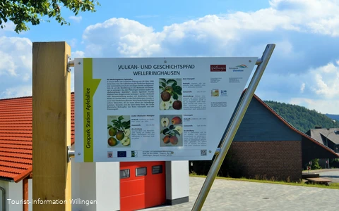 Vulkanpfad Welleringhausen Station Apfelallee