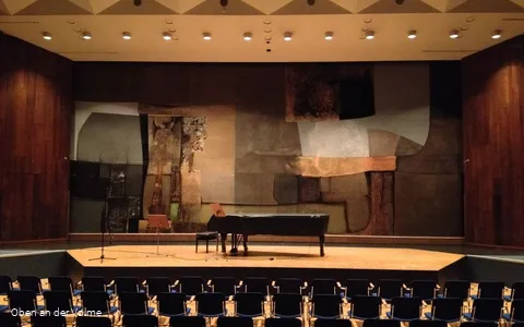 Das Saal der Stadthalle mit dem Kunstwerk im Hinte