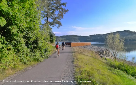 Am Hennesee, Weg von der Hauptanlegestelle zum Hennedamm