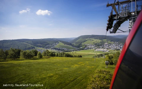 Blick auf Willingen aus der Gondel der Ettelsberg-Seilbahn