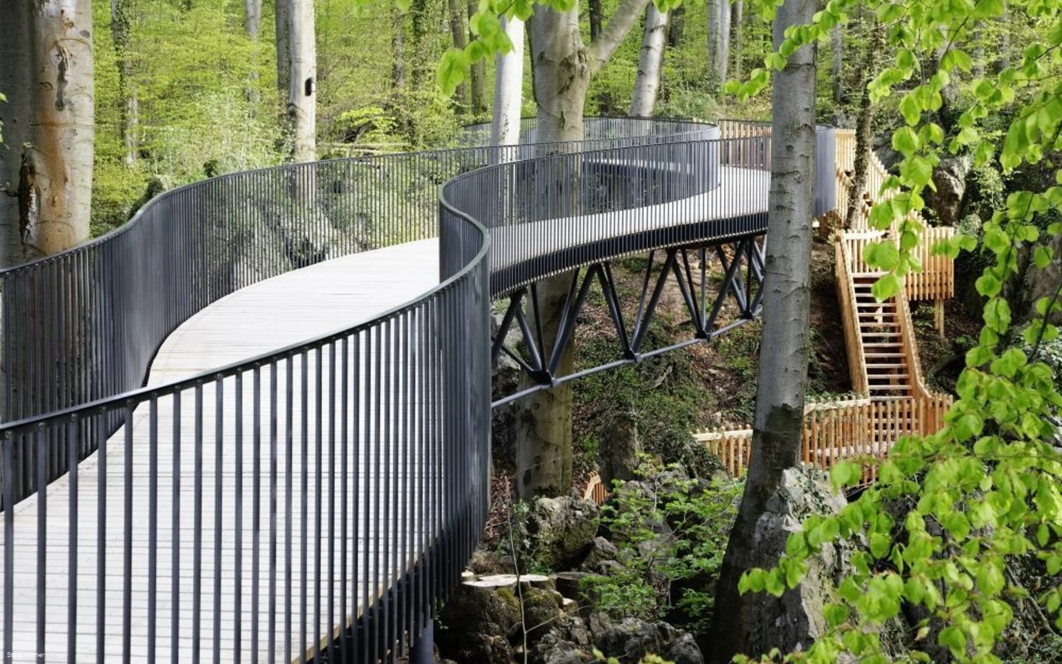 Die freischwebende Brücke über dem Felsenmeer biet