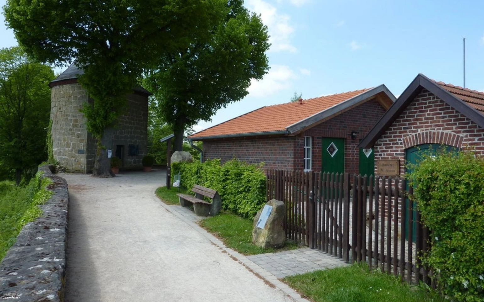 Handwerkerdorf mit Hexenturm auf der Stadtmauer