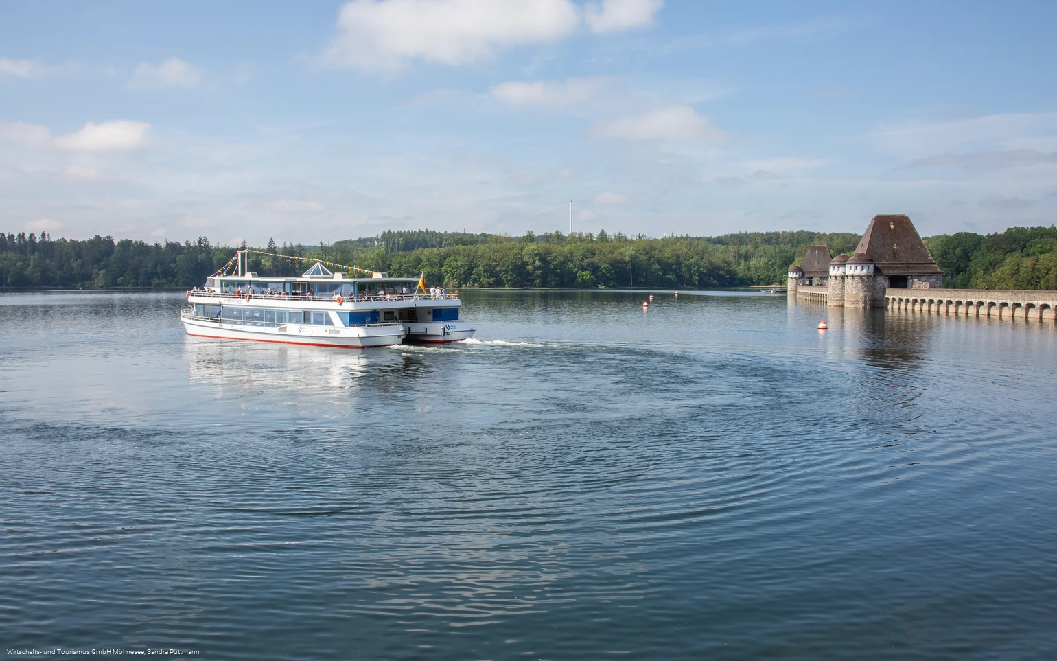 Möhneseeschifffahrt mit Staumauer