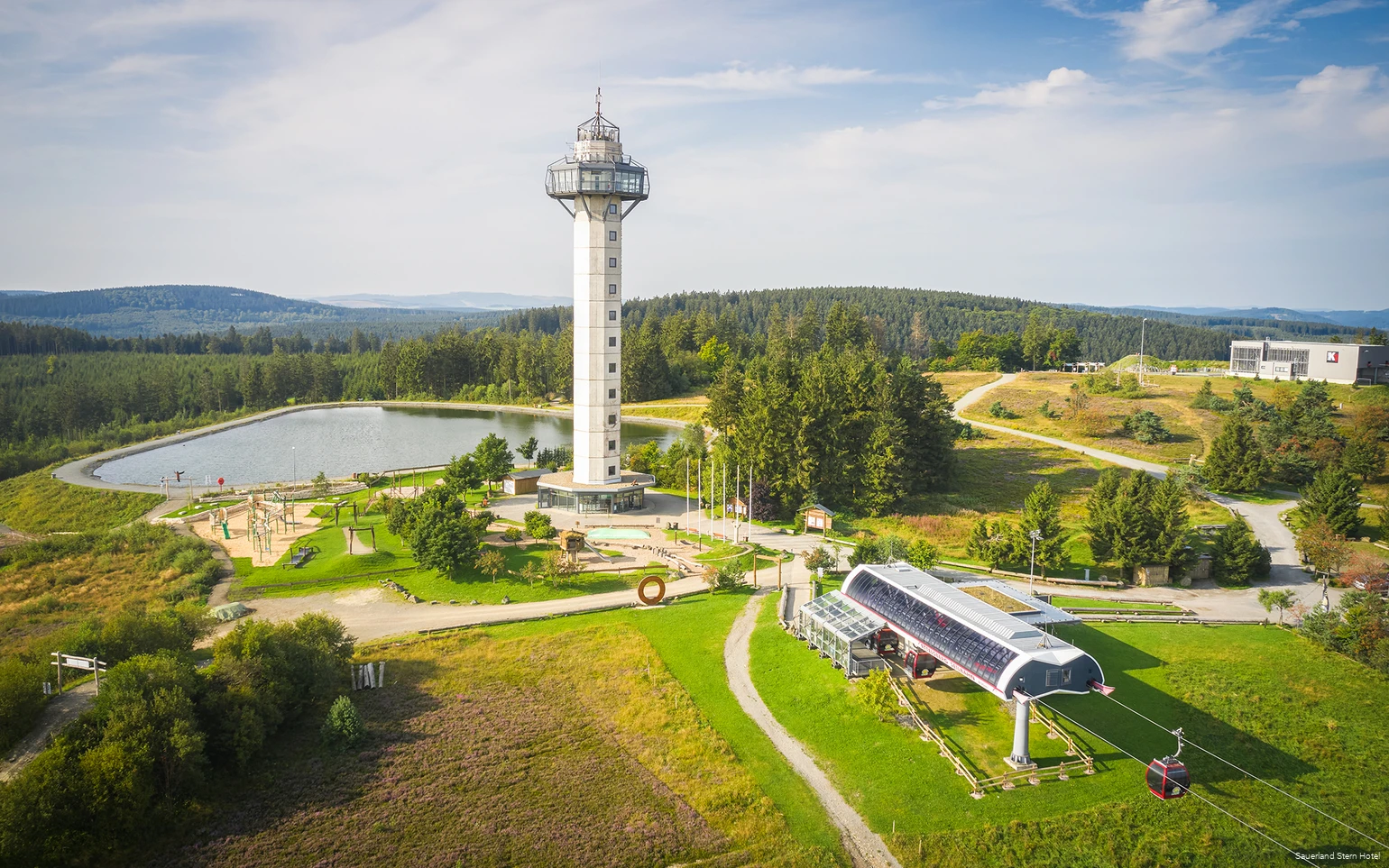 Bovenaanzicht van Ettelsberg met de Hochheideturm en het gondelstation