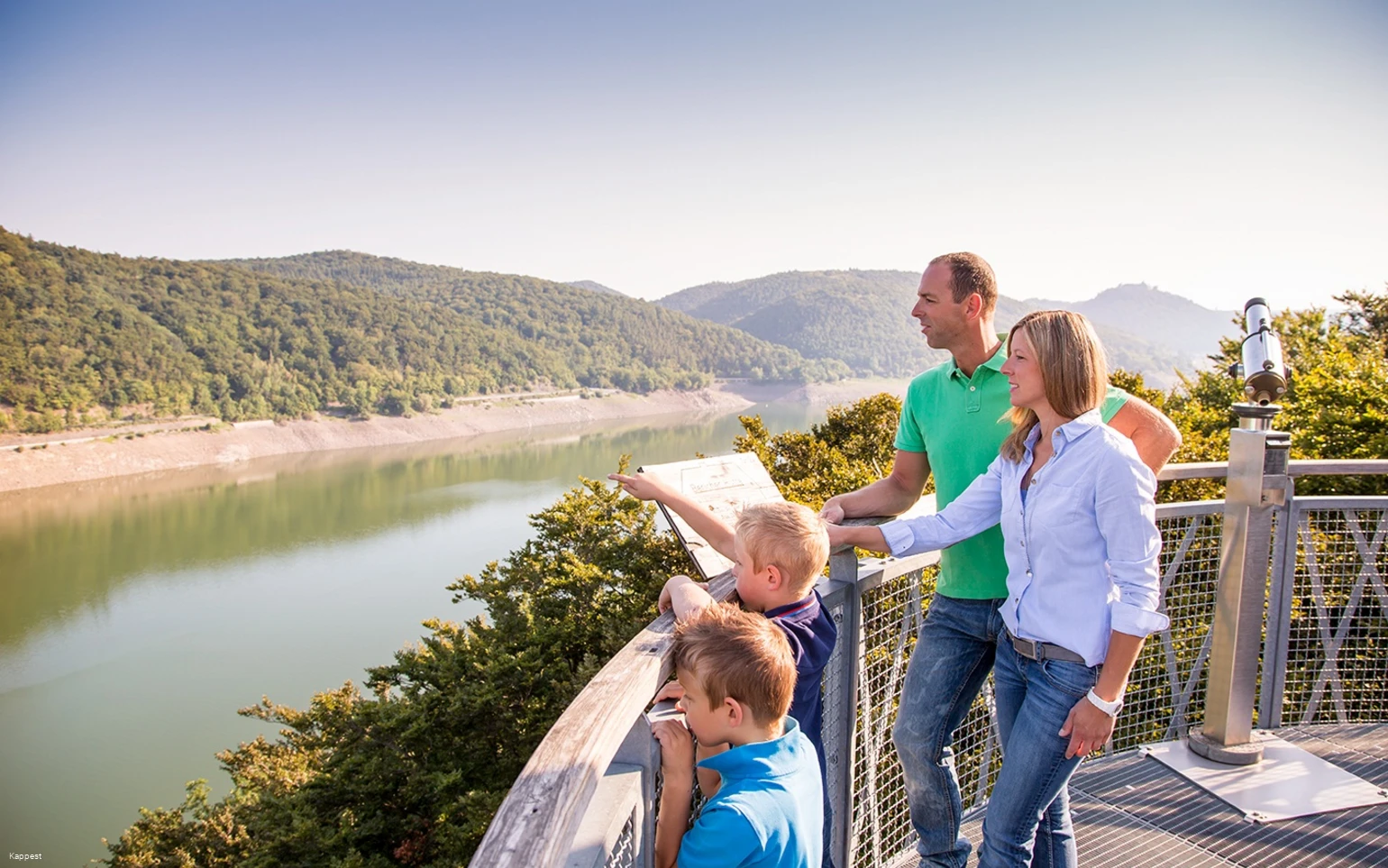 Familie auf dem Baumkronenweg