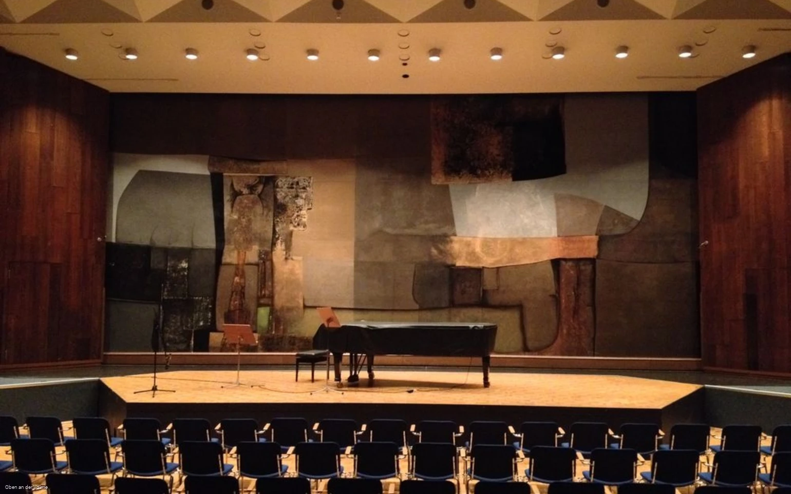 Das Saal der Stadthalle mit dem Kunstwerk im Hinte