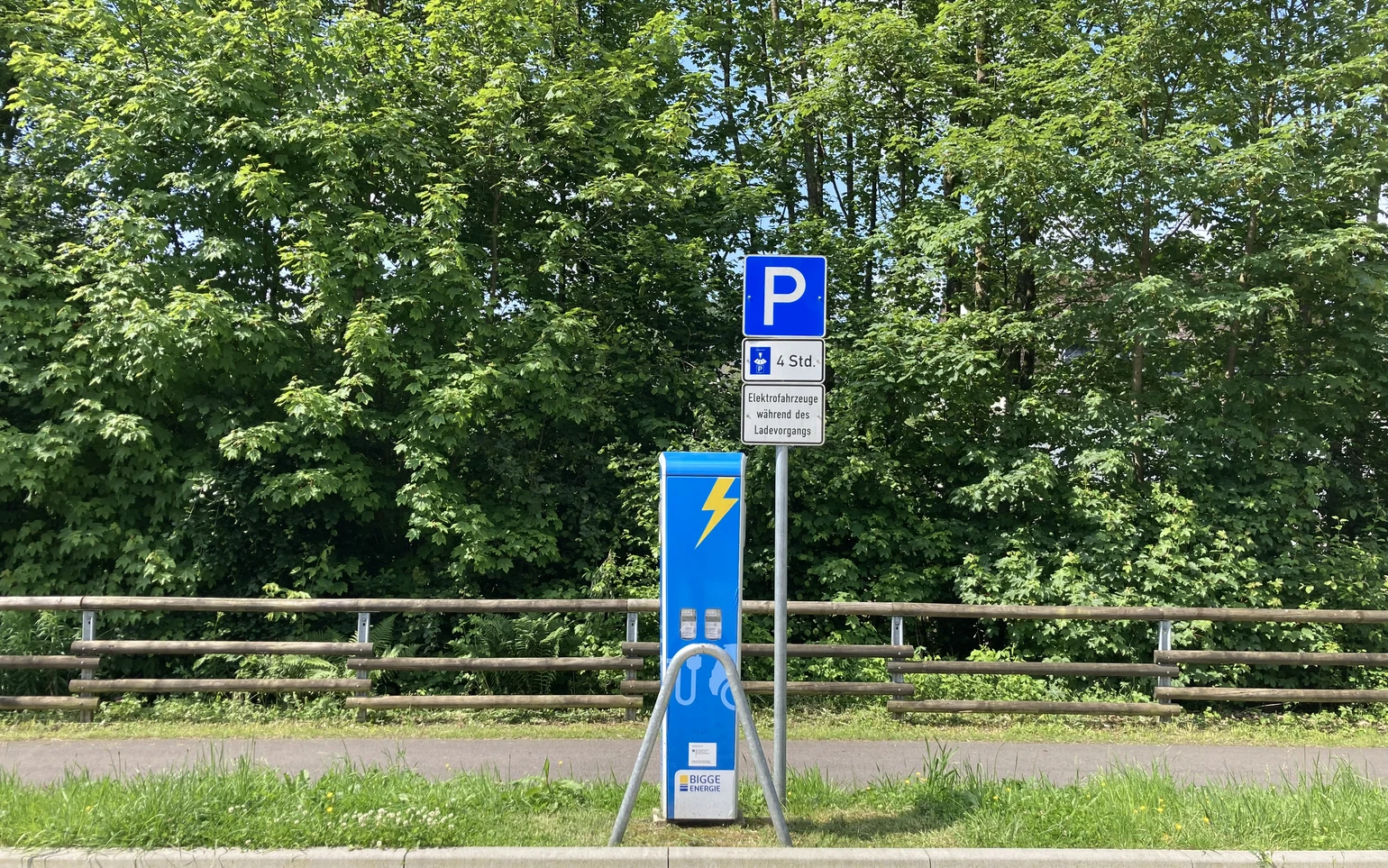 E Auto Ladesstation Hützemerter Bahnhof.jpg