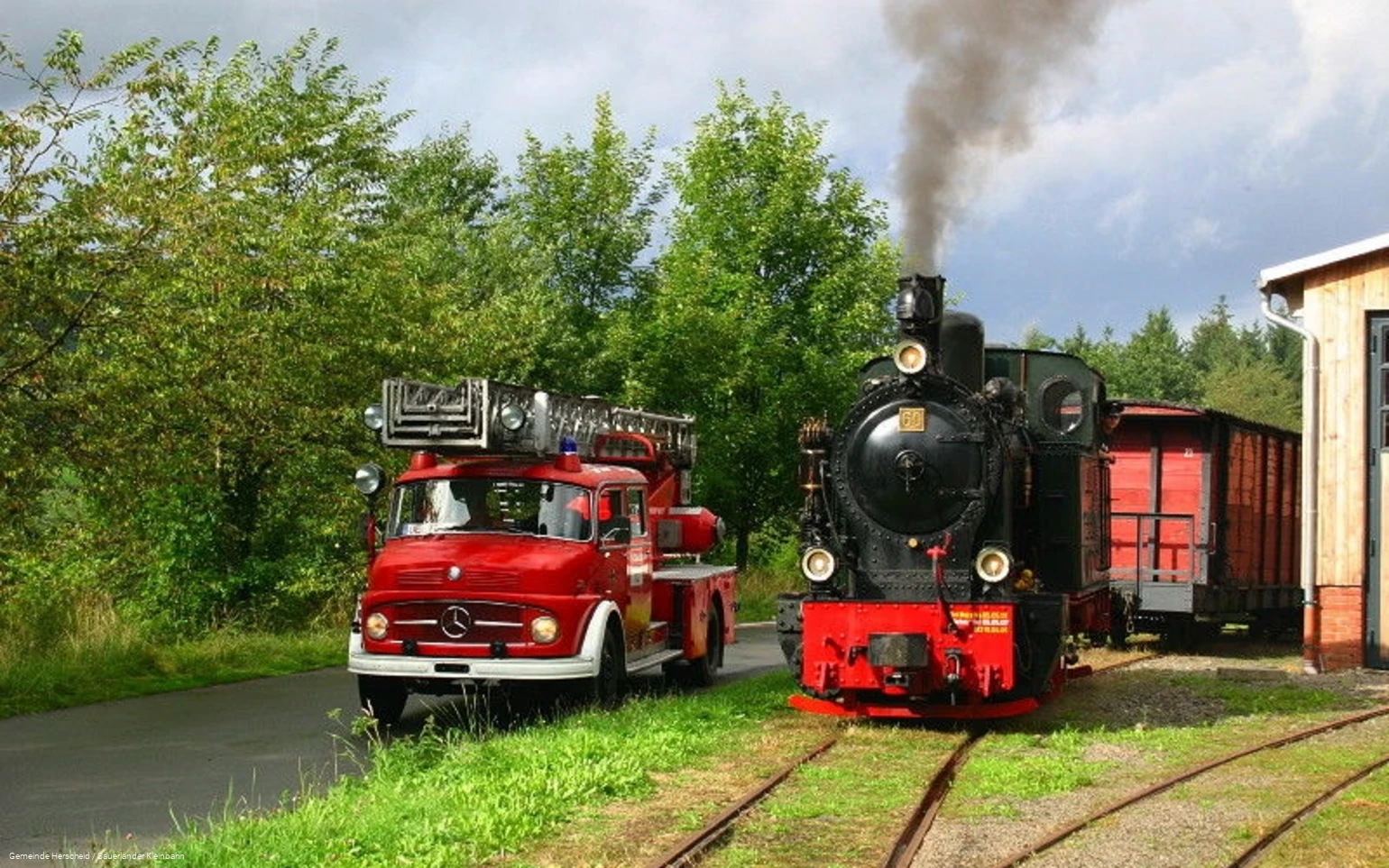 Hist. Feuerwehrfahrzeuge am Bahnhof der Sauerlände