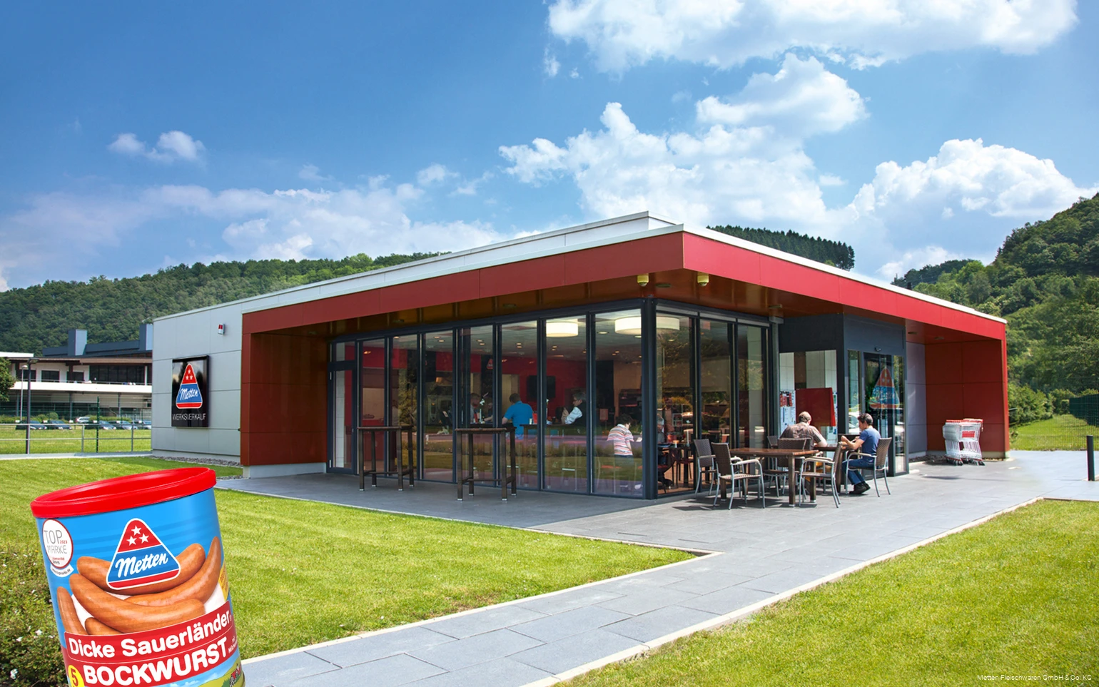 Buitenopname van de Metten factory outlet met een blikje Dicken Sauerland Bockwurst op de voorgrond