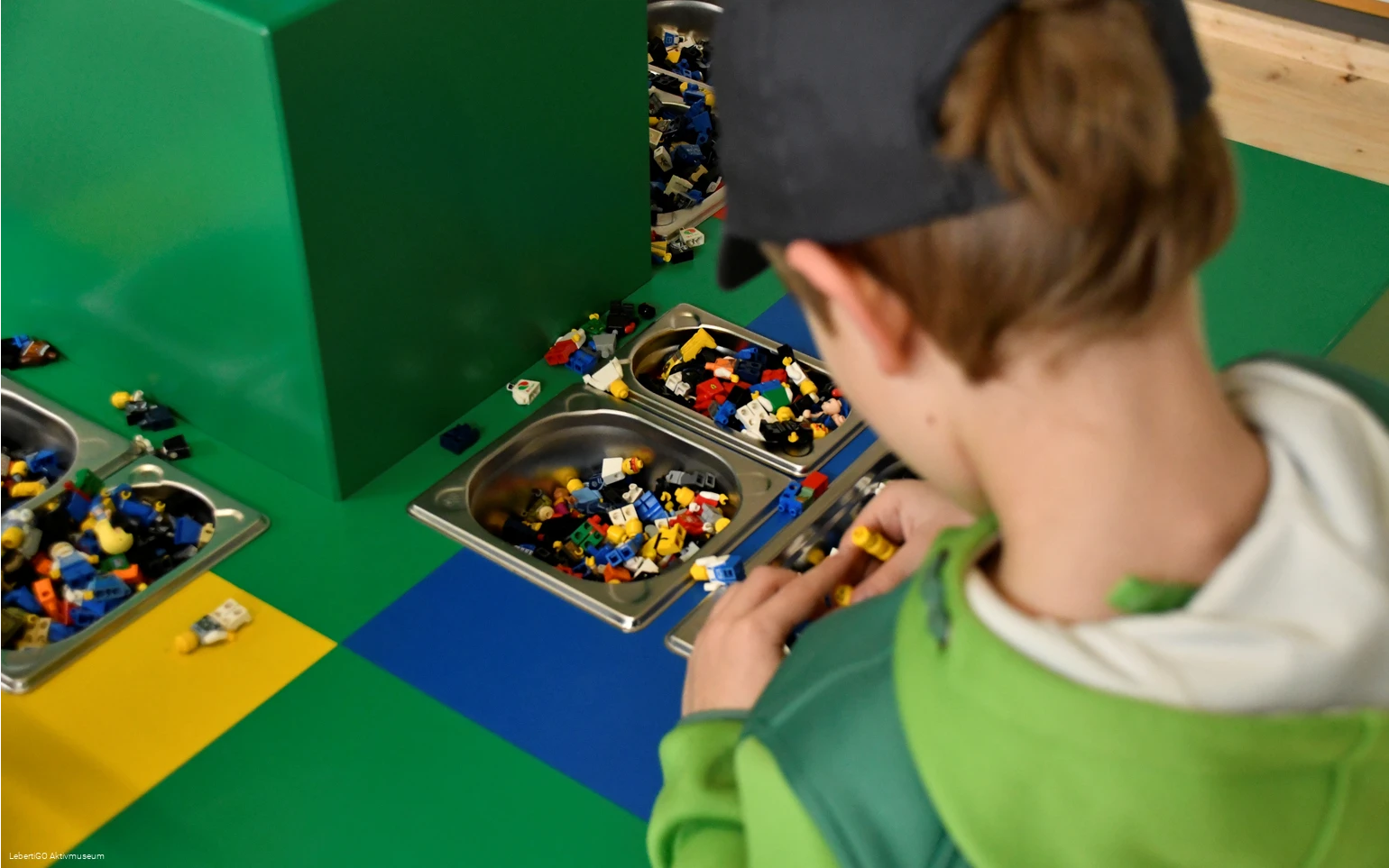 Ein Kind baut etwas aus kleinen Legosteinen.