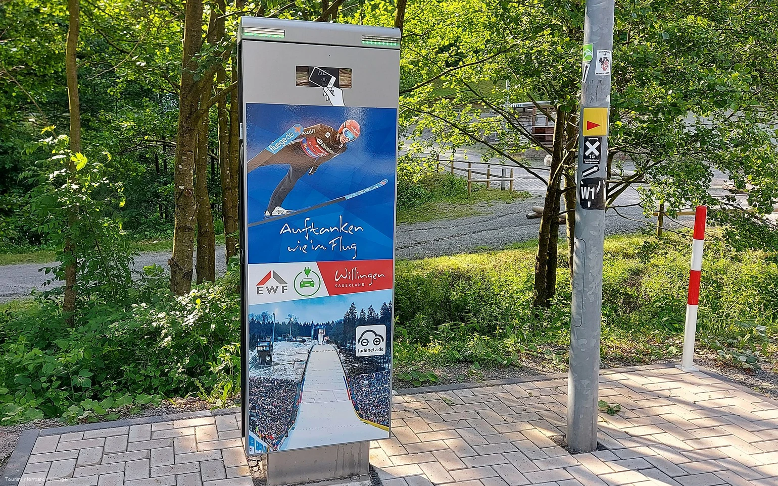 Original E-Ladesäule Vorderseite Mühlenkopfschanze Copyright Tourist-Information Willingen CC BY-SA.jpg