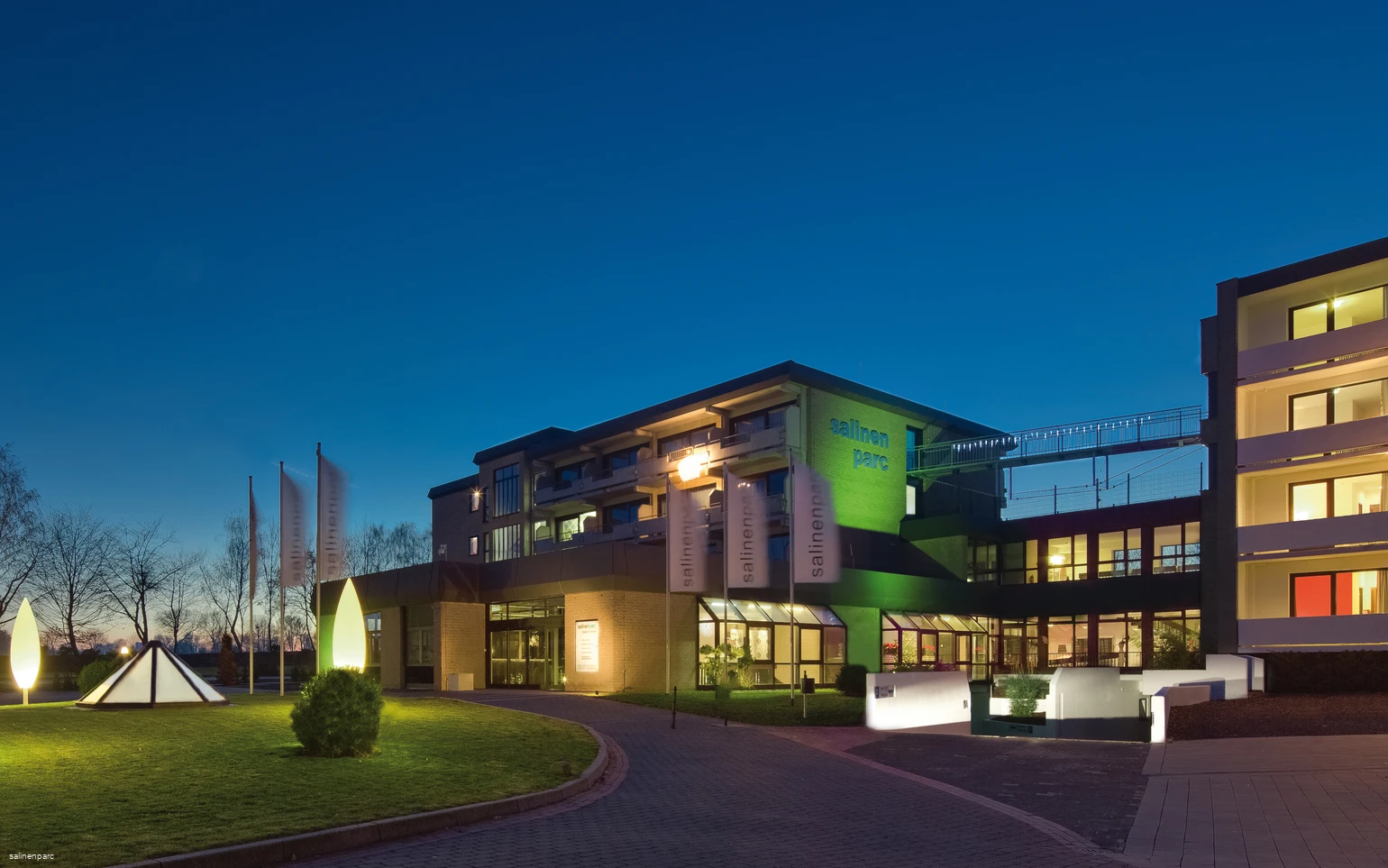 salinenparc Design Budget Hotel Exterieur_View_Hotel_Nacht Baweko.jpg