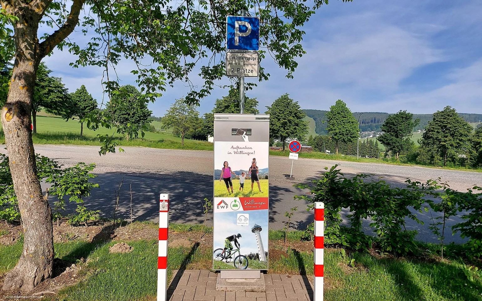 Original E-Ladesäule TI Parkplatz Copyright Tourist-Information Willingen CC BY-SA.jpg