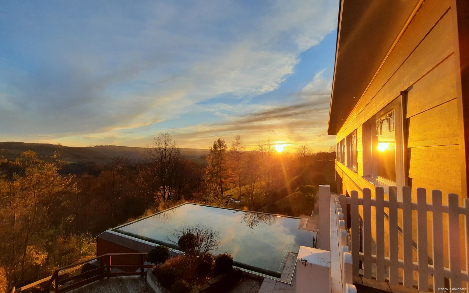 Waldhaus-Ohlenbach-Außenansicht-Infinitypool-FotoHotel.jpg