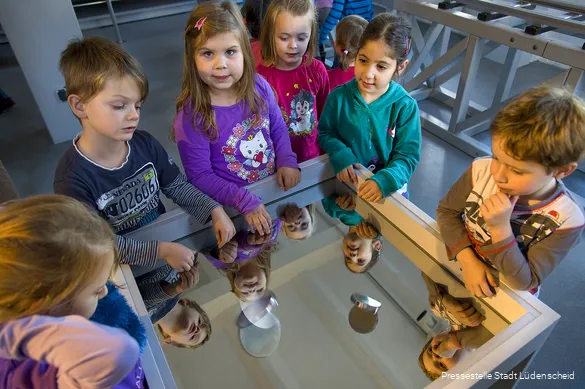 Kinderen experimenteren aan een tafel.
