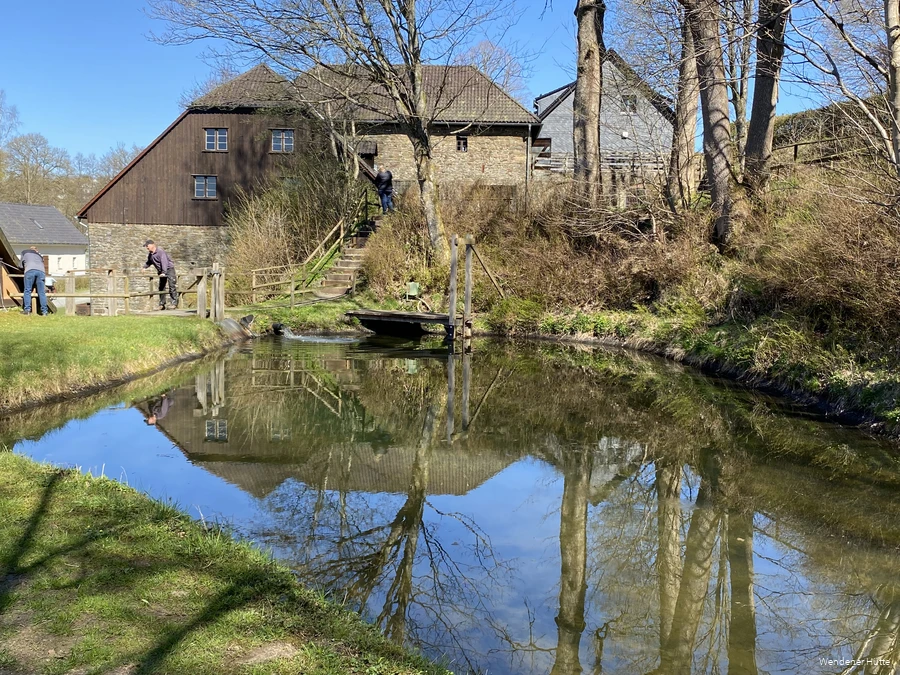 Teich an der Wendener Hütte im Frühling bei strahlend blauem Himmel