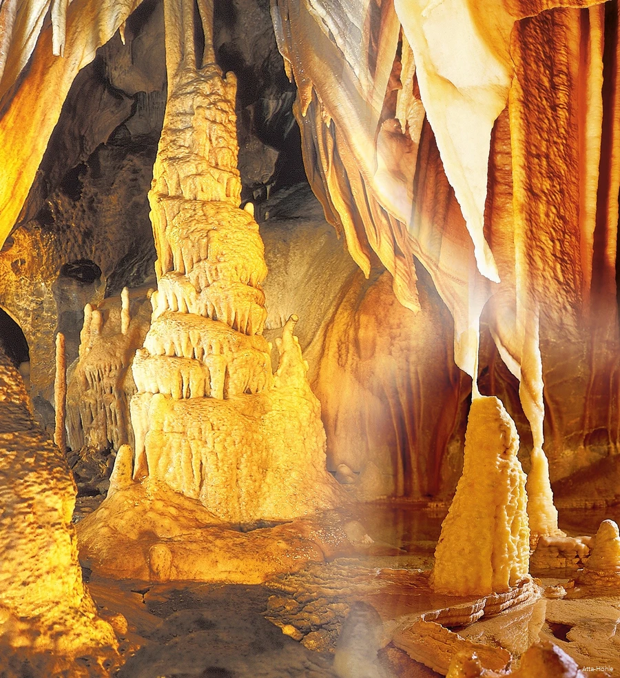 Einblick in die Atta-Höhle mit großen Stalaktiten und Stalakmiten