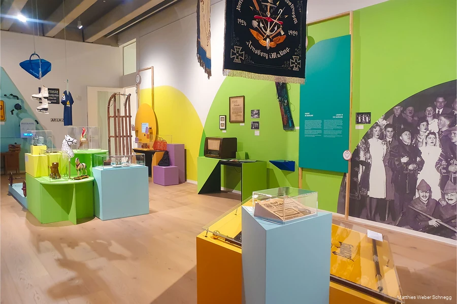 Einblick in die Sonderausstellung zum Thema Demokratie mit alten Spielsachen, Fahnen, Zeitungen, und vielem mehr.