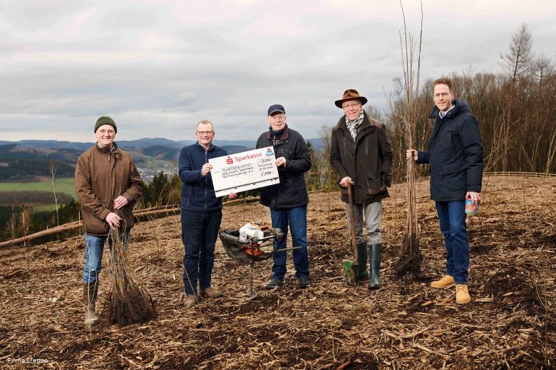 Overhandiging van donaties en het planten van de eerste planten als onderdeel van de beplantingscampagne van het bedrijf Metten.