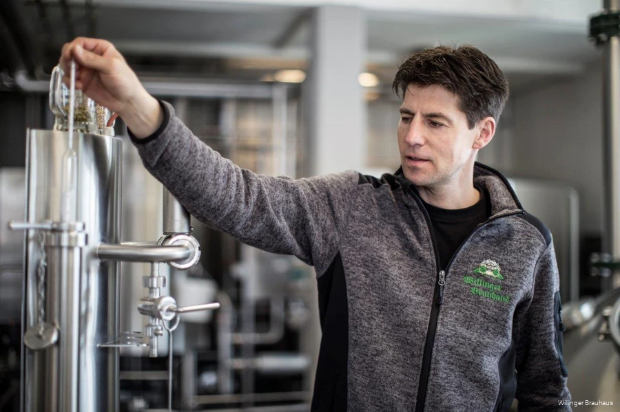Ein Mitarbeiter des Willinger Brauhauses zeigt den Brauvorgang.