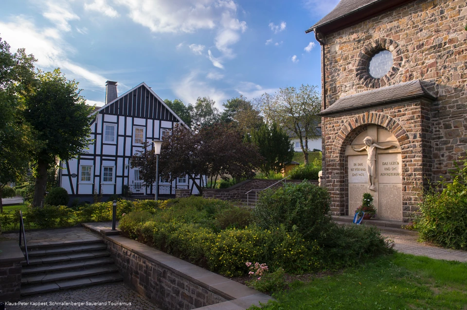 An der Kirche St. Michael in Holthausen