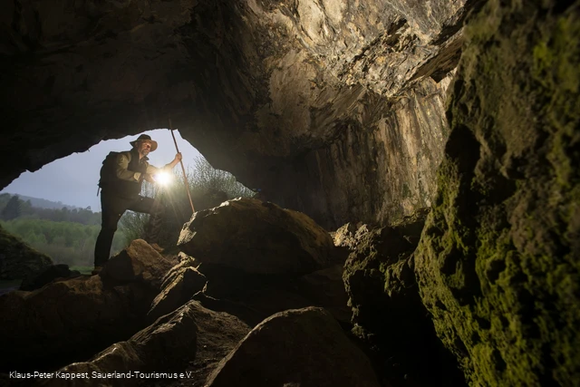 Waldrouen-Ranger in der Höhle