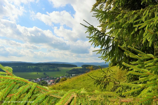 Geschichtspfad mit Blick auf Welleringhausen