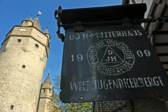 Burg Altena Museen Erste Jugendherberge der Welt Schild Foto Stephan Sensen.jpg