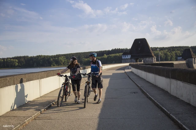 Radfahrer auf der Staumauer