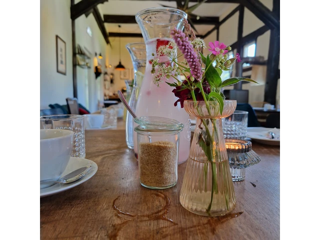 Innenbereich KonventKoffeeHochwertige Kaffee-Spezialitäten in Barista Qualität und liebevoll angerichtete Frühstücksvarianten. Selbstgemachte Kuchen und Torten.