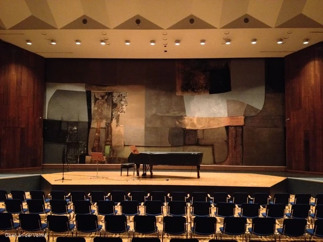 Das Saal der Stadthalle mit dem Kunstwerk im Hinte