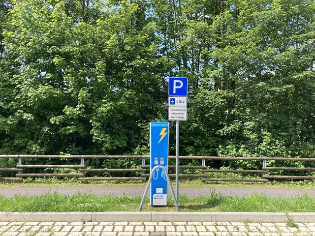 E Auto Ladesstation Hützemerter Bahnhof.jpg