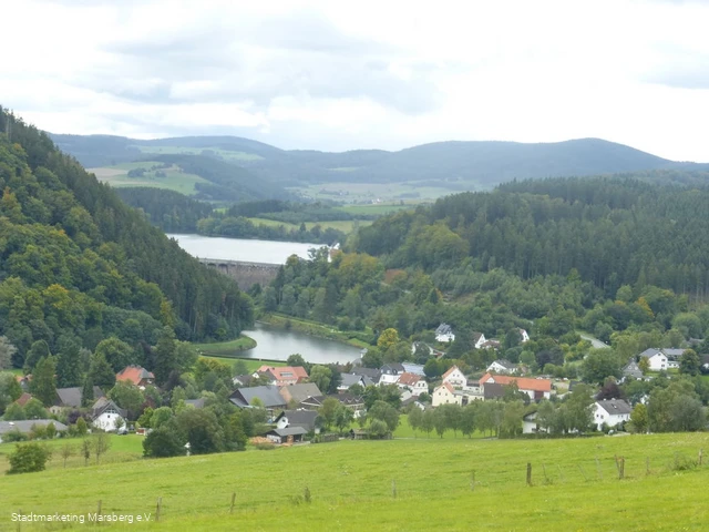 Blick auf Helminghausen Staumauer Diemelsee