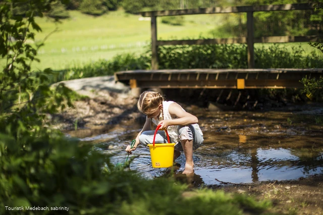 Kinder lieben den Bach am Entdeckerpfad
