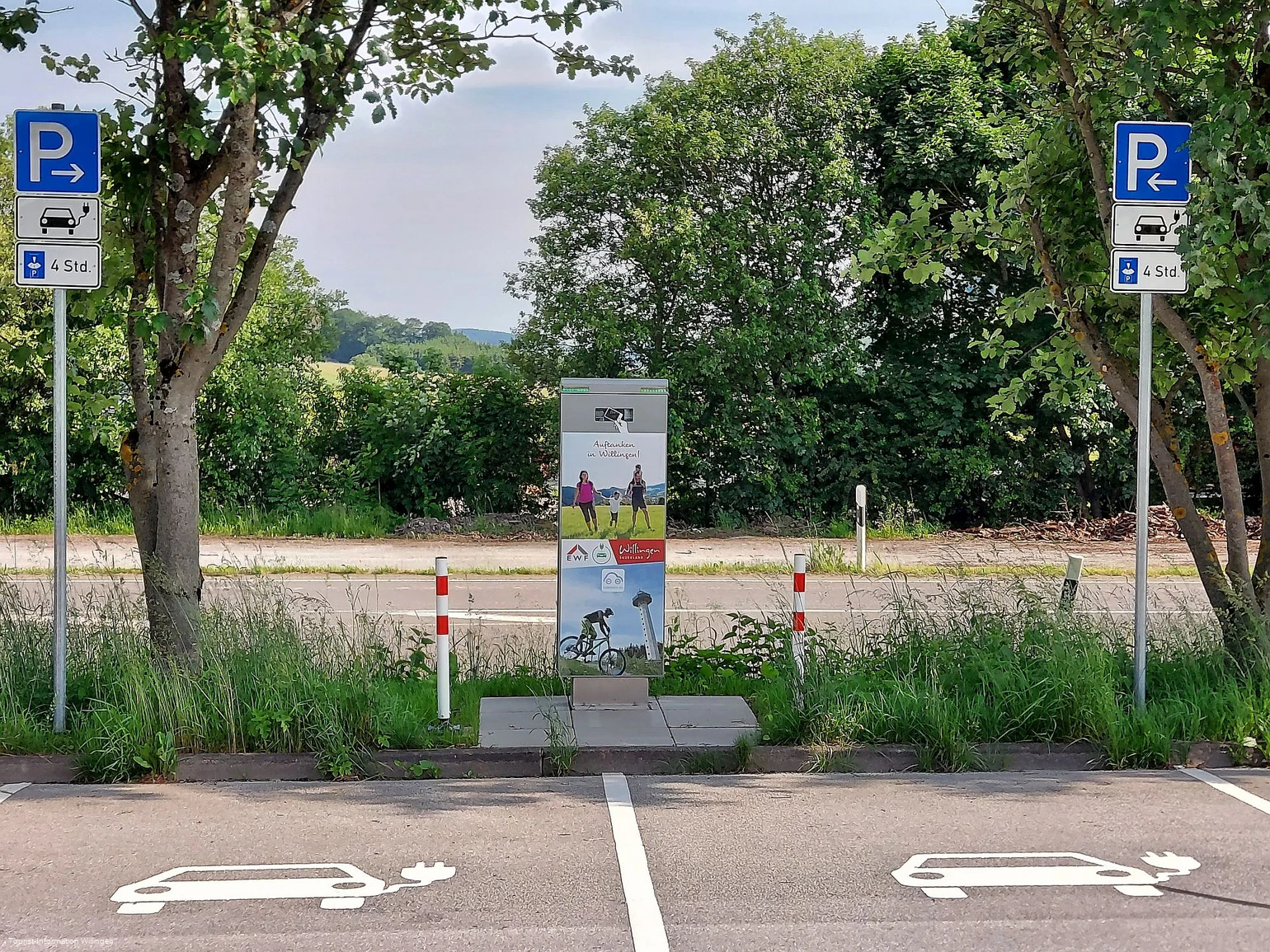 Original E-Ladesäule Parkplatz Stryckbahnhof Copyright Tourist-Information Willingen CC BY-SA.jpg