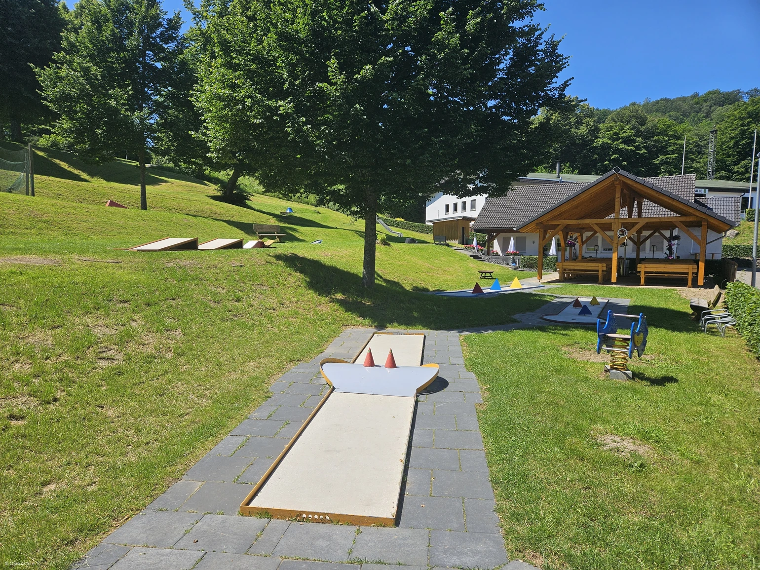 Minigolfanlage Zeppenfeld Sondern - Blick Richtung Biggeseehalle