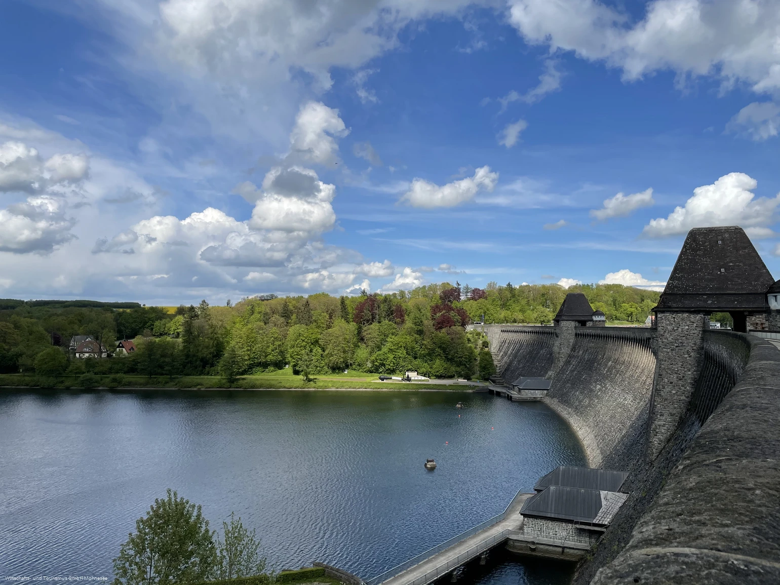 Staumauer Möhnesee mit Ausgleichsweiher