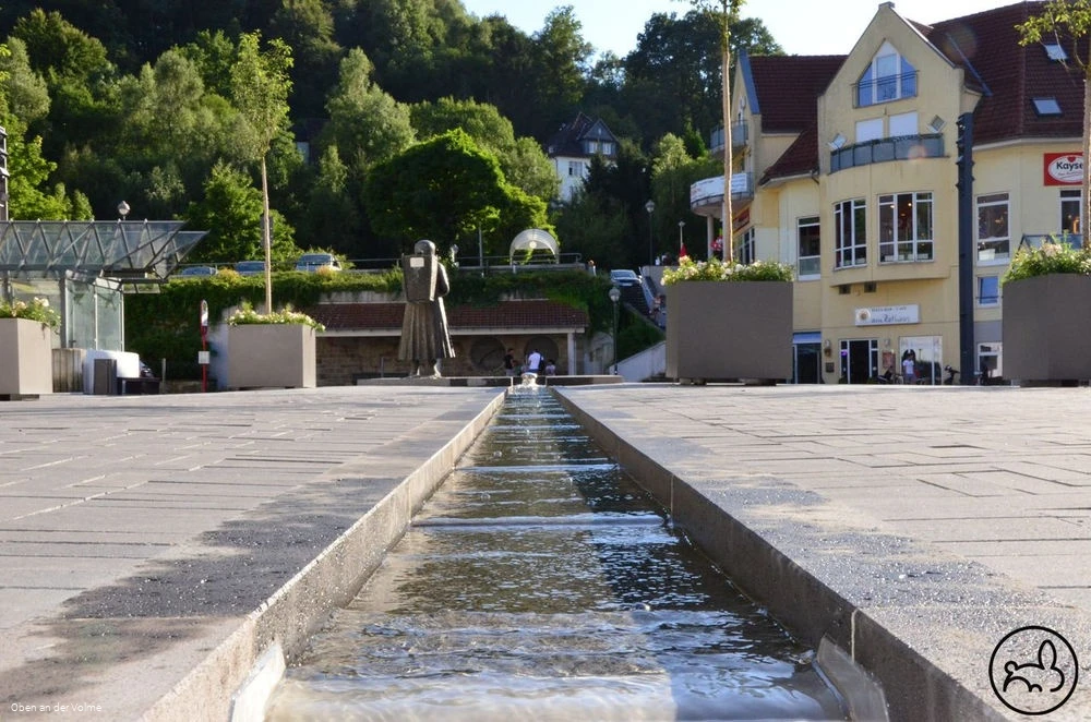 Der künstliche Wasserlauf auf dem Rathausplatz Der künstliche Wasserlauf auf dem Rathausplatz