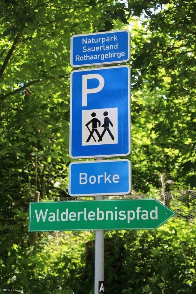 Verkehrszeichen zum Wanderparkplatz Borke Verkehrszeichen zum Wanderparkplatz Borke