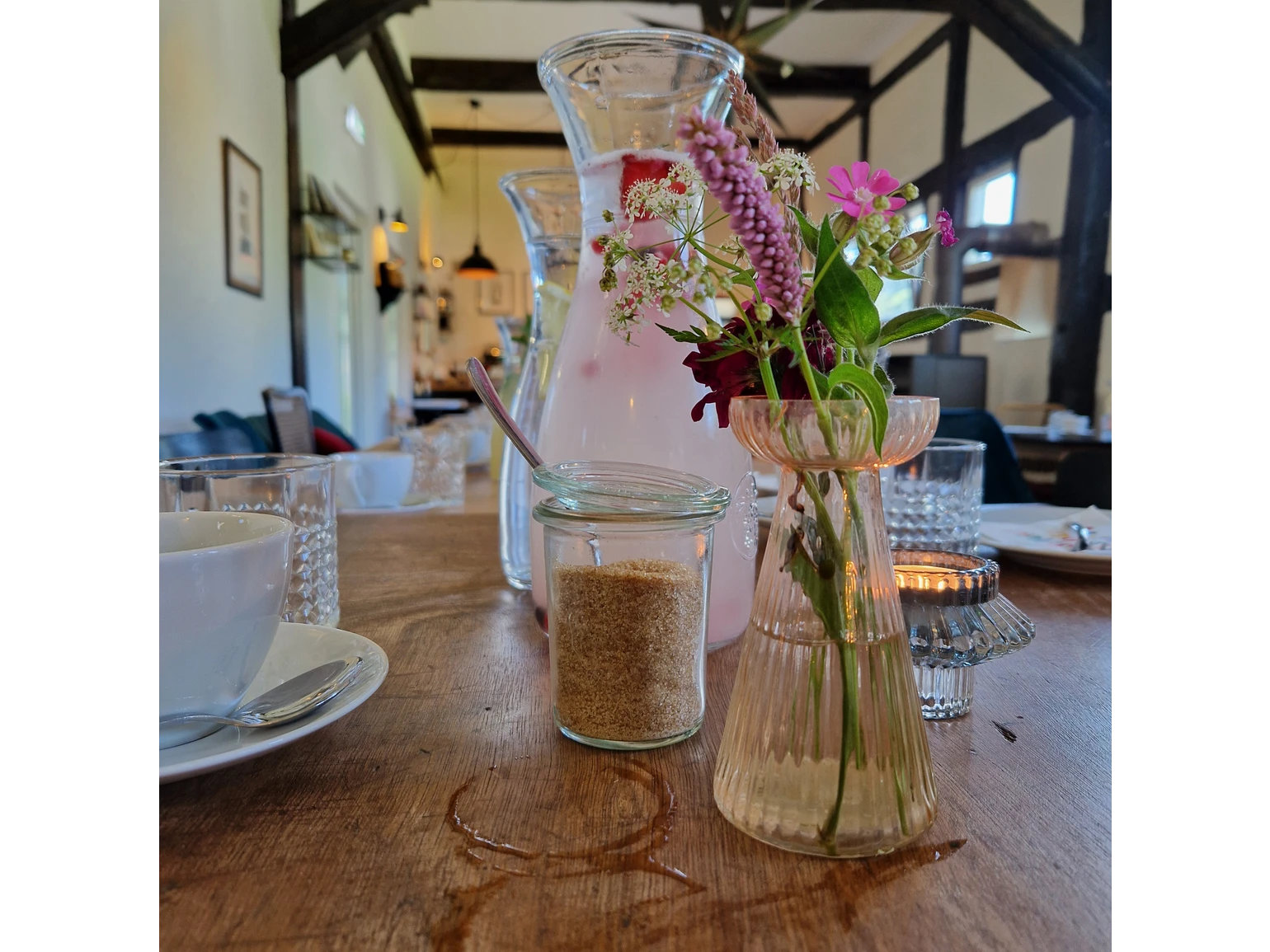 Innenbereich KonventKoffeeHochwertige Kaffee-Spezialitäten in Barista Qualität und liebevoll angerichtete Frühstücksvarianten. Selbstgemachte Kuchen und Torten.