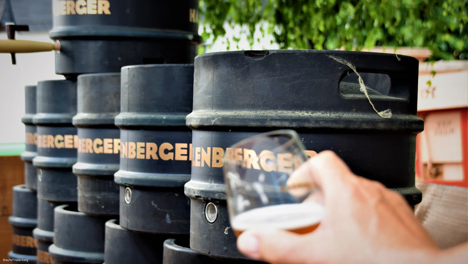 Einige Bierfässer mit der Aufschrift Hallenberger. Einige Bierfässer mit der Aufschrift Hallenberger.