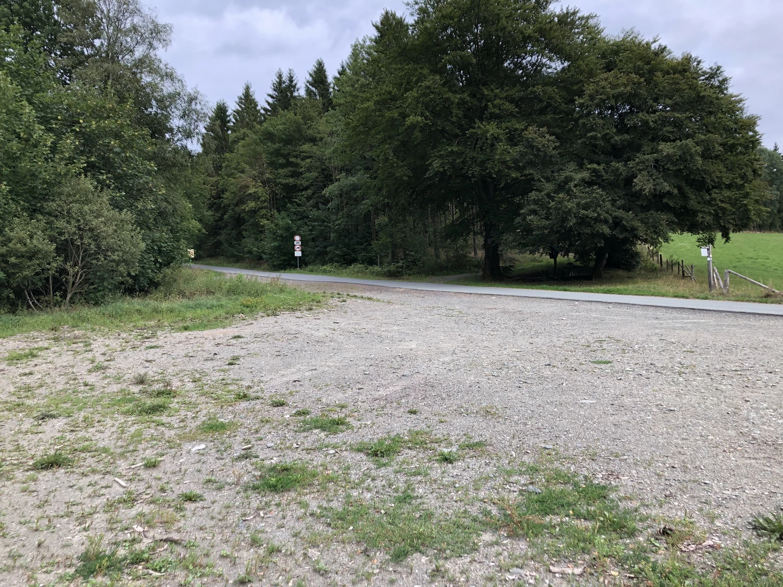 Ein Parkplatz neben einer Straße.