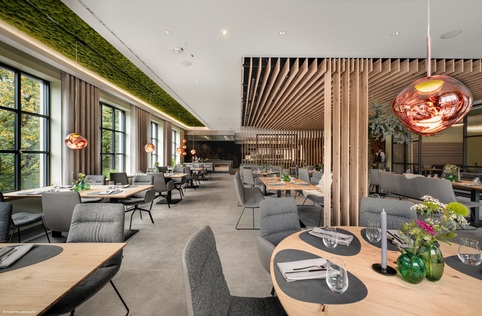 Modernes Hotelrestaurant mit stilvollem Ambiente