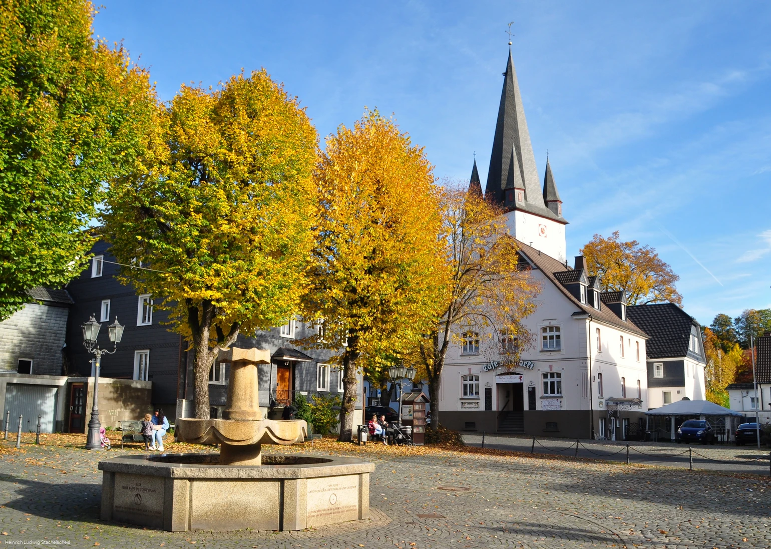 Drolshagener Marktplatz im Spätherbst.JPG