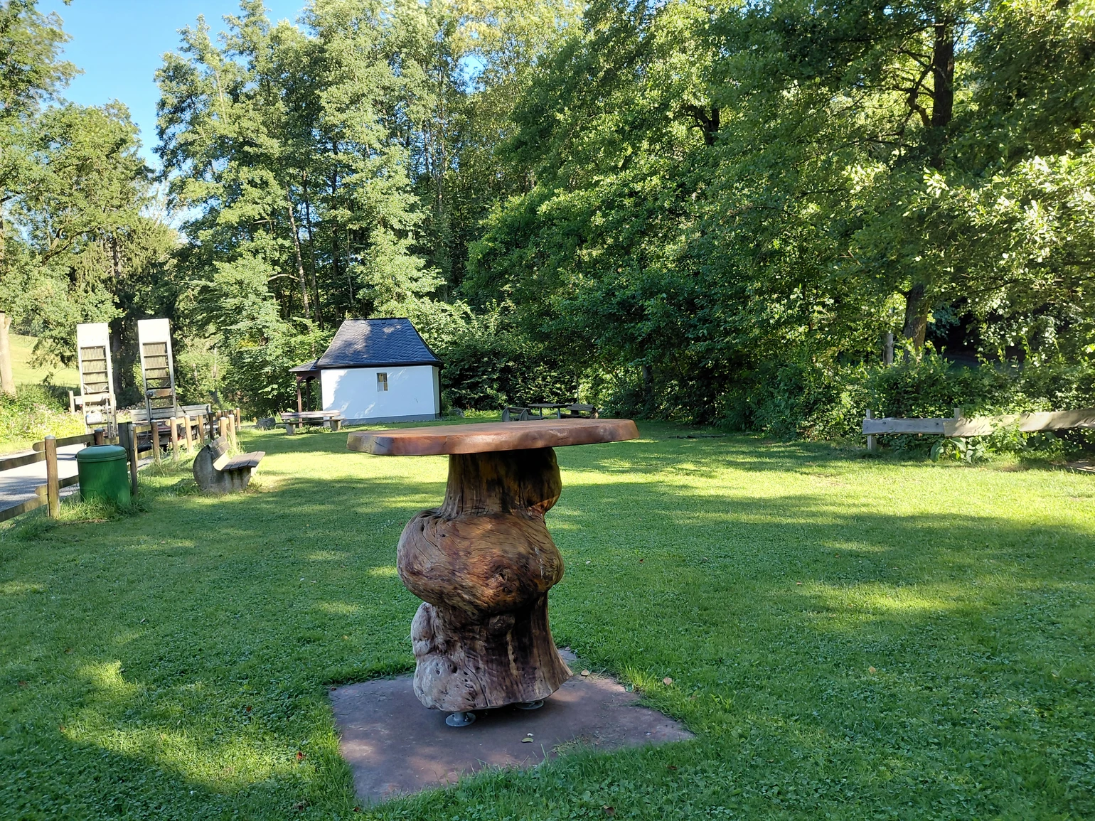 Besonderer Stehtisch und Kapelle.jpg Besonderer Stehtisch und Kapelle.jpg