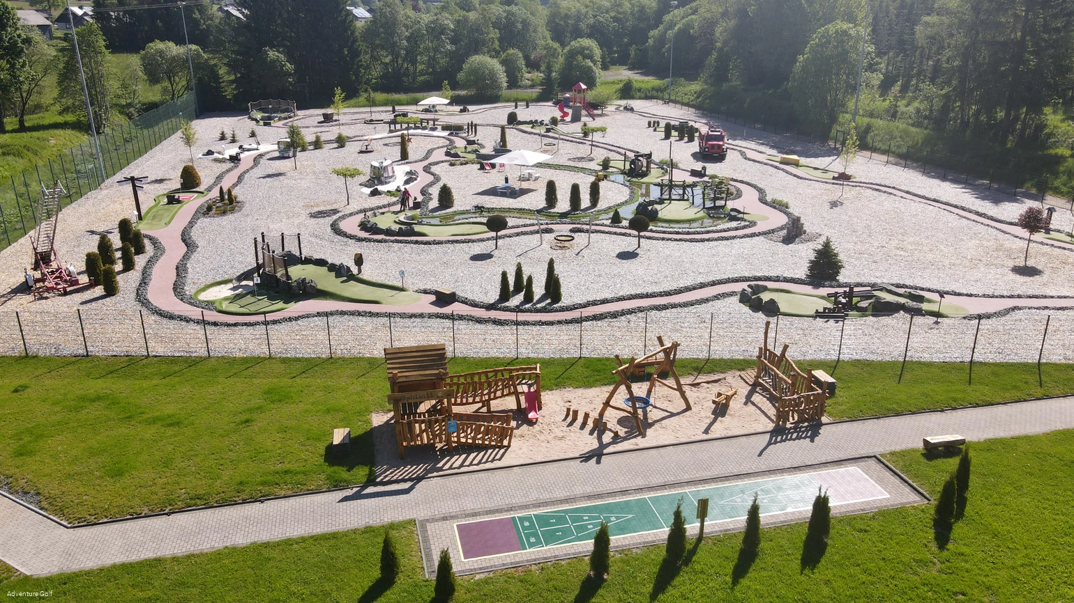 Drohnenaufnahme einer Adventuregolfanlage.