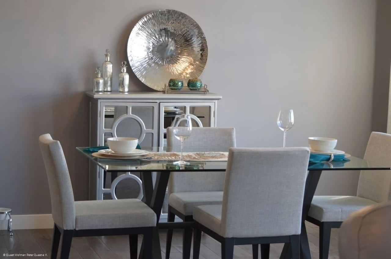 Quast Accessoires Olpe - Esstisch mit Arrangements Quast Accessoires Olpe - Esstisch mit Arrangements