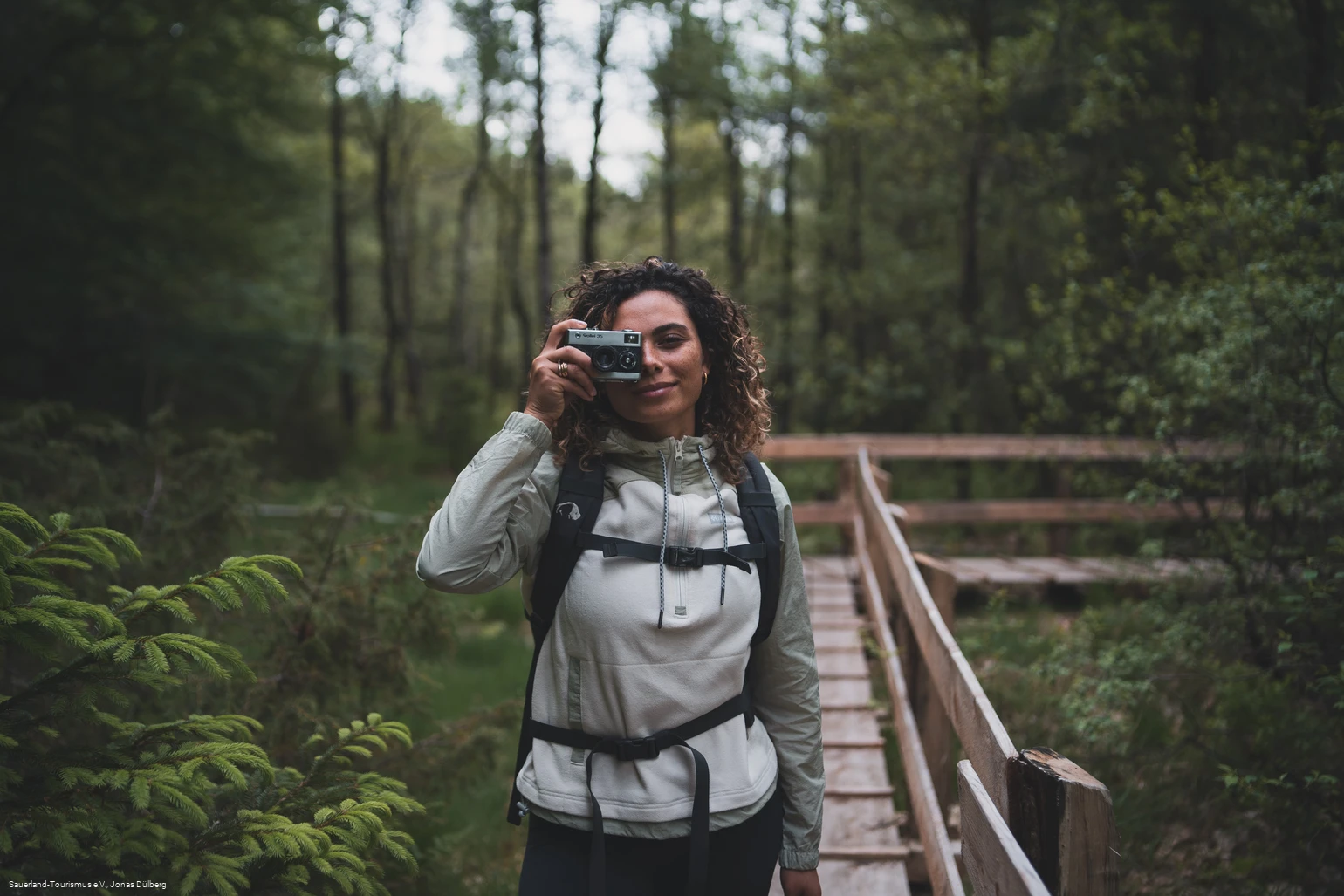Fotografin auf dem Steg vom Sauerland-Höhenflug in den Ebbemooren
